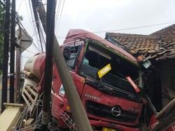 Truk Tangki BBM Pertamina Tabrak Warung di Pinggir Jalan Pandeglang
