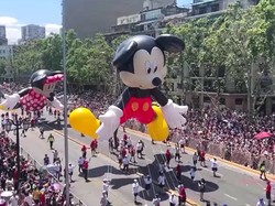Parade Natal Tandai 100 Tahun Disney di Chili