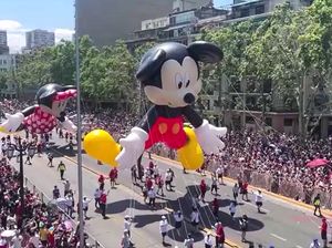 Parade Natal Tandai 100 Tahun Disney di Chili Parade Natal Tandai 100 Tahun Disney di Chili