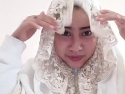 Bikin Ngakak, Momen Wanita Salat di Masjid Pakai Mukena yang Bikin Bingung