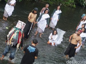Makna Komunitas Budaya Jogja Gelar Larung Gambar Ade Armando ke Sungai Makna Komunitas Budaya Jogja Gelar Larung Gambar Ade Armando ke Sungai