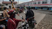 Aksi Bandel Bikers di Bogor Terobos Palang Perlintasan Kereta Api
