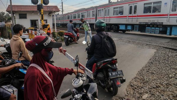 Aksi Bandel Bikers di Bogor Terobos Palang Perlintasan Kereta Api