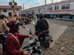Aksi Bandel Bikers di Bogor Terobos Palang Perlintasan Kereta Api