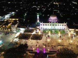 12 Payung Madinah Alun-alun Kota Pasuruan Mengembang hingga Malam