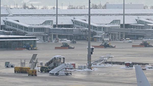 Bandara Munich Tertutup Salju, Penerbangan Dibatalkan