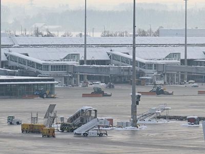 Bandara Munich Tertutup Salju, Penerbangan Dibatalkan