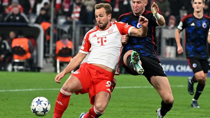 Soccer Football - Champions League - Group A - Bayern Munich v FC Copenhagen - Allianz Arena, Munich, Germany - November 29, 2023 Bayern Munichs Harry Kane in action with FC Copenhagens Denis Vavro REUTERS/Angelika Warmuth