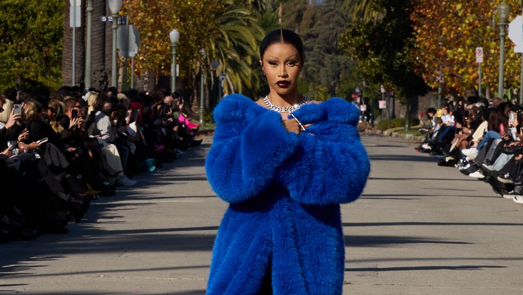 Foto: Debut Cardi B Jadi Model Balenciaga, Nyentrik Pakai Mantel Bulu Foto: Debut Cardi B Jadi Model Balenciaga, Nyentrik Pakai Mantel Bulu