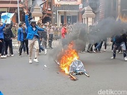 Aksi Demo Tambang PMII Situbondo Diwarnai Aksi Bakar Keranda