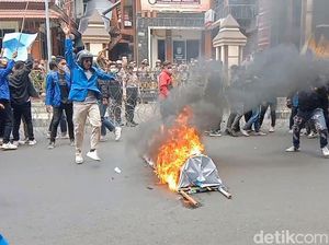 Aksi Demo Tambang PMII Situbondo Diwarnai Aksi Bakar Keranda Aksi Demo Tambang PMII Situbondo Diwarnai Aksi Bakar Keranda