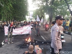 Polisi Bubarkan Massa Demo di Jalan Hertasning Makassar gegara Macet Parah
