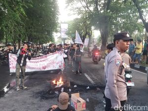 Polisi Bubarkan Massa Demo di Jalan Hertasning Makassar gegara Macet Parah Polisi Bubarkan Massa Demo di Jalan Hertasning Makassar gegara Macet Parah