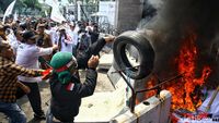 Demo Revisi UU Desa, Massa Apdesi Bakar Ban di Depan Gedung DPR