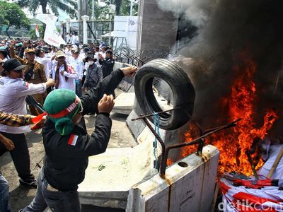Demo Revisi UU Desa, Massa Apdesi Bakar Ban di Depan Gedung DPR