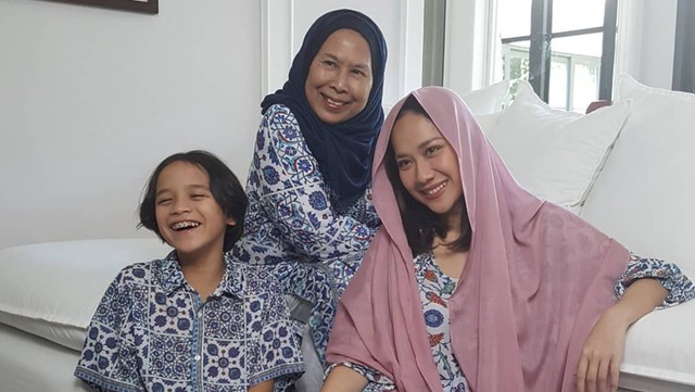 Update Informasi Selebriti InsertLive : Rayakan Ultah Suami Tanpa BCL dan Noah, Ibunda Ashraf: Kami Merindukan...