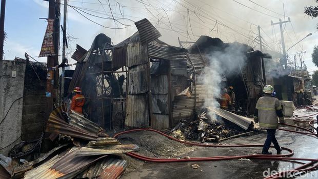 Diduga Korsleting Listrik, Lapak Besi Tua di Depok Kebakaran, 5 Desember 2023. (Devi Puspitasari/detikcom)