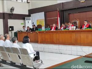Hakim Tolak Eksepsi 5 Terdakwa Korupsi Rp 162 Miliar Akuisisi PT SBS Hakim Tolak Eksepsi 5 Terdakwa Korupsi Rp 162 Miliar Akuisisi PT SBS