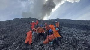 Foto-foto Evakuasi Jenazah Pendaki di Gunung Marapi