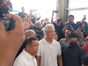 Ganjar Blusukan ke Pasar Baru Balikpapan, Warga Curhat soal BBM-Harga Kedelai