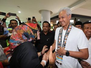 Tiba di Balikpapan, Ganjar Dipakaikan Kalung Motif Dayak oleh Relawan