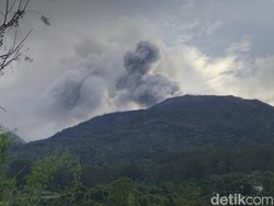 Jalur Pendakian Gunung Marapi Tetap Buka Meski Berstatus Waspada Sejak 2011