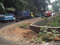 Jalan Poros Maros-Bone di Camba Macet 2 Km Hari Ini gegara Material Proyek