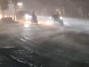 Diguyur Hujan Deras, Jalanan di Tanjung Sari Medan Banjir Diguyur Hujan Deras, Jalanan di Tanjung Sari Medan Banjir