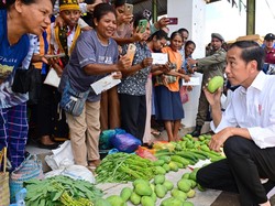 Momen Jokowi Beli Mangga-Tempe Rp 200 Ribu di Pasar Ndanga NTT