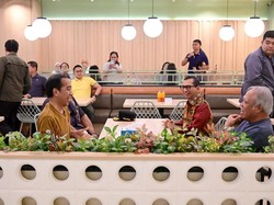 Tiba di Kupang, Jokowi Kunjungi Pantai Kelapa Lima-Santap Malam di Mal