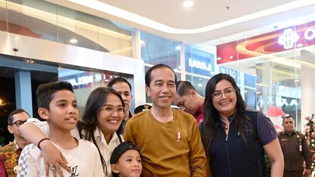 Jokowi melayani foto bersama warga di Mal Kota Kupang.