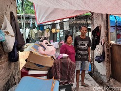 Kisah Pasutri Solo 2 Bulan Tidur Beratap Terpal di Rumah Ludes Terbakar