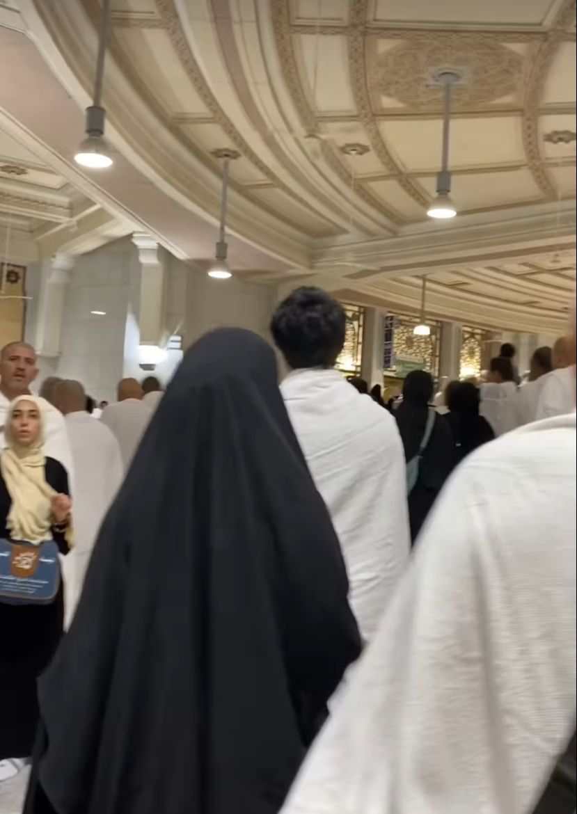 Keluarga Umi Pipik Umrah