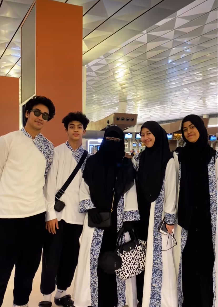 Keluarga Umi Pipik Umrah