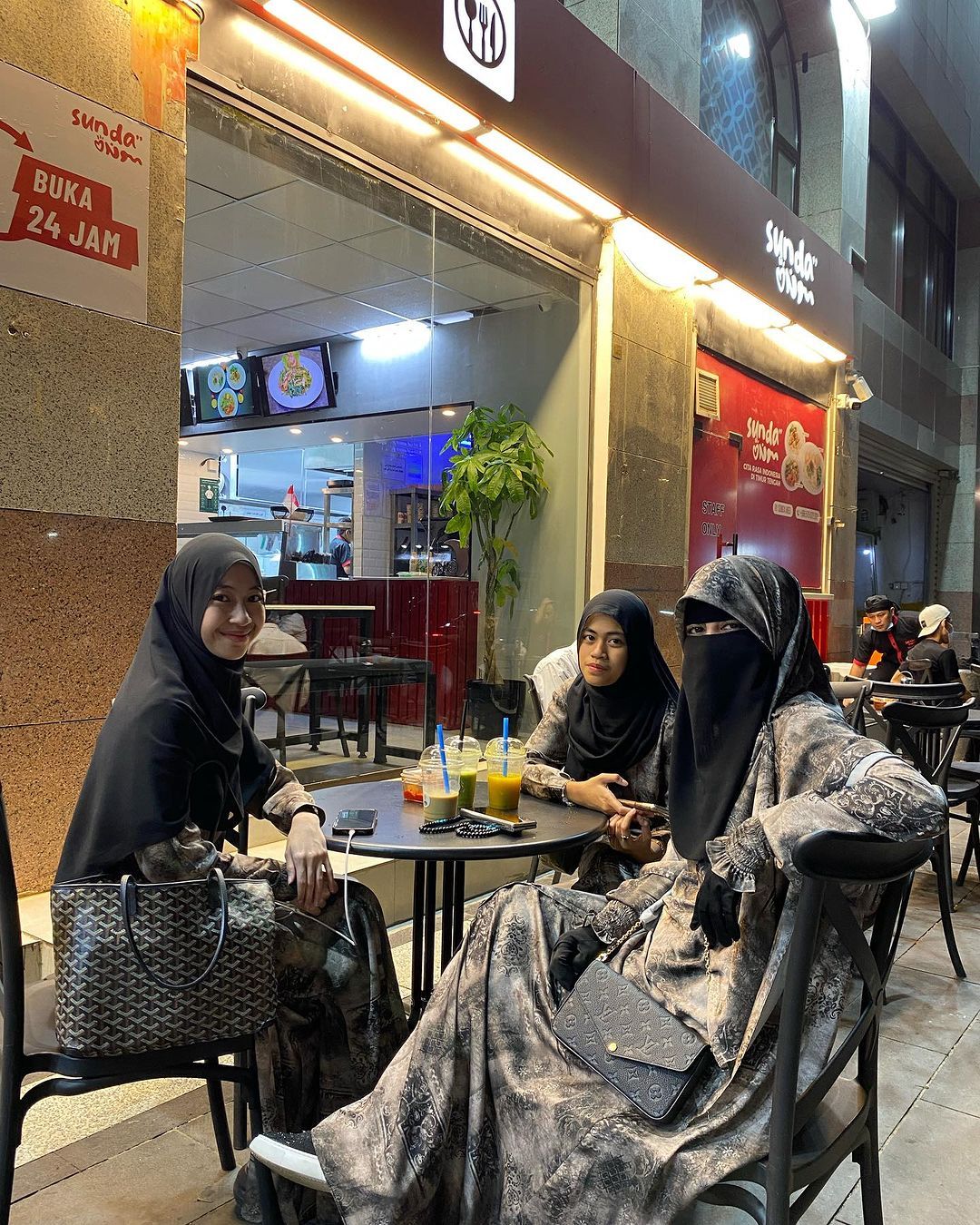 Keluarga Umi Pipik Umrah