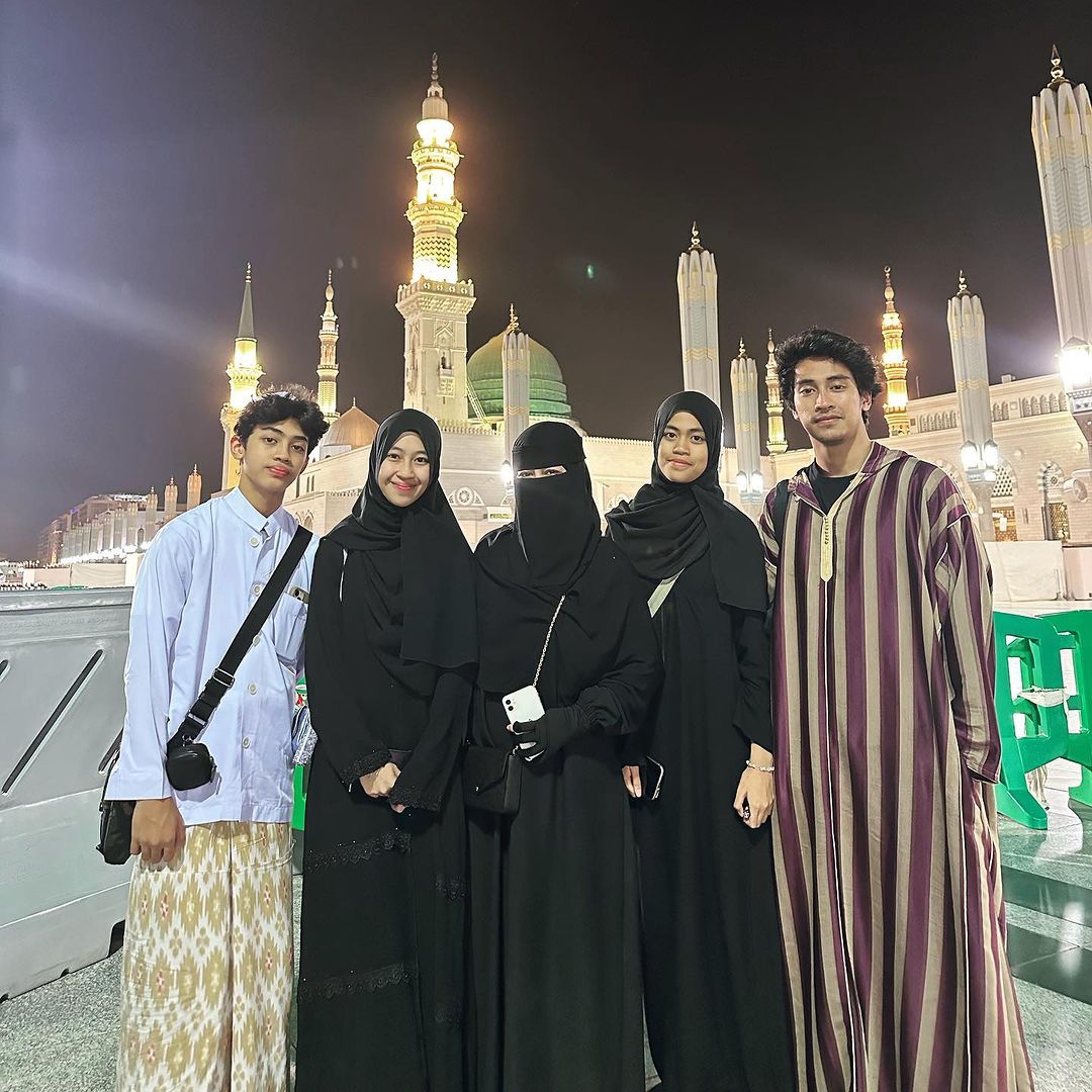 Keluarga Umi Pipik Umrah