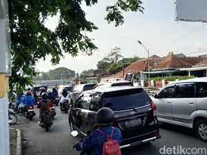 Arus Lalin di Viaduk Gilingan Solo Macet Lagi Sore Ini