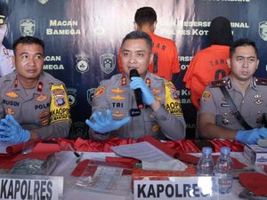 Polisi Tangkap 2 Perampok Emas Wanita Lansia Senilai Rp 97 Juta di Kotabaru Polisi Tangkap 2 Perampok Emas Wanita Lansia Senilai Rp 97 Juta di Kotabaru