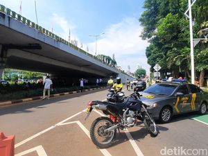 Ada Demo Apdesi, Lalin Jalan Gatot Subroto Depan DPR Dialihkan Ada Demo Apdesi, Lalin Jalan Gatot Subroto Depan DPR Dialihkan