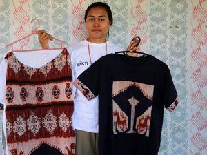 Limbah Kain Tenun Sumba Disulap Jadi Busana Cantik Limbah Kain Tenun Sumba Disulap Jadi Busana Cantik