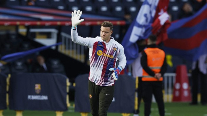 Soccer Football - LaLiga - FC Barcelona v Deportivo Alaves - Estadi Olimpic Lluis Companys, Barcelona, Spain - November 12, 2023 FC Barcelonas Marc-Andre ter Stegen during the warm up before the match REUTERS/Albert Gea