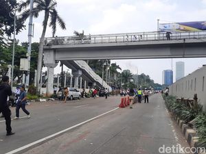 Massa Apdesi di Depan DPR Bubar, Jalan Gatot Subroto Dibuka Lagi Massa Apdesi di Depan DPR Bubar, Jalan Gatot Subroto Dibuka Lagi