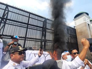 Massa Demo Apdesi Bakar-bakar Depan DPR, Api Disemprot Water Cannon Massa Demo Apdesi Bakar-bakar Depan DPR, Api Disemprot Water Cannon