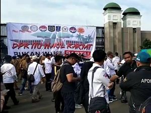 Ada Demo Apdesi di Depan DPR, Lalin Arah Slipi Terpantau Padat Ada Demo Apdesi di Depan DPR, Lalin Arah Slipi Terpantau Padat