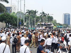 Massa Apdesi Tumpah Ruah, Jalan di Depan DPR Ditutup Total Massa Apdesi Tumpah Ruah, Jalan di Depan DPR Ditutup Total