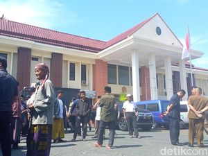 Kegaduhan Terjadi Jelang Sidang Tuntutan Wakil Ketua DPRD Sampang Kegaduhan Terjadi Jelang Sidang Tuntutan Wakil Ketua DPRD Sampang