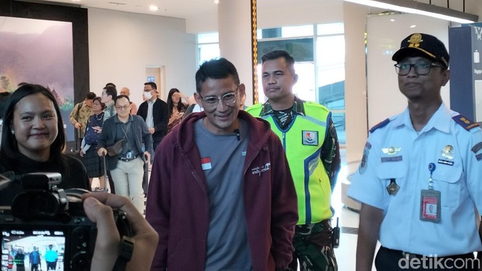 Menparekraf Sandiaga Uno didampingi Kepala Bandara Komodo Ceppy Triono dan Direktur Utama BPOLBF Shana Fatina dikala meninjau sejumah akomodasi di Bandara Komodo di Labuan Bajo, Selasa (5/12/2023). (Ambrosius Ardin) Menparekraf Sandiaga Uno didampingi Kepala Bandara Komodo Ceppy Triono dan Direktur Utama BPOLBF Shana Fatina dikala meninjau sejumah akomodasi di Bandara Komodo di Labuan Bajo, Selasa (5/12/2023). (Ambrosius Ardin)