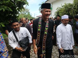 Momen Ganjar Silaturahmi ke Ponpes Syaikhona Cholil Balikpapan Momen Ganjar Silaturahmi ke Ponpes Syaikhona Cholil Balikpapan