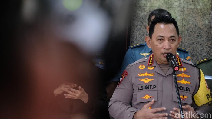 Momen Panglima Tentara Nasional Indonesia Sowan ke Kapolri Bahas Sinergitas Kapolri Jenderal Listyo Sigit Prabowo dan Panglima Tentara Nasional Indonesia Jenderal Agus Subiyanto memamerkan pemberitahuan pers di gedung Rupatama Mabes Polri, Jakarta Selatan, Selasa (5/12/2023).