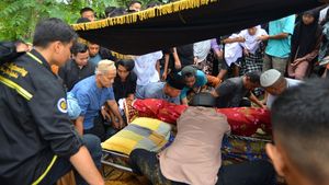 Momen Pilu Pemakaman Pendaki yang Tewas di Gunung Marapi